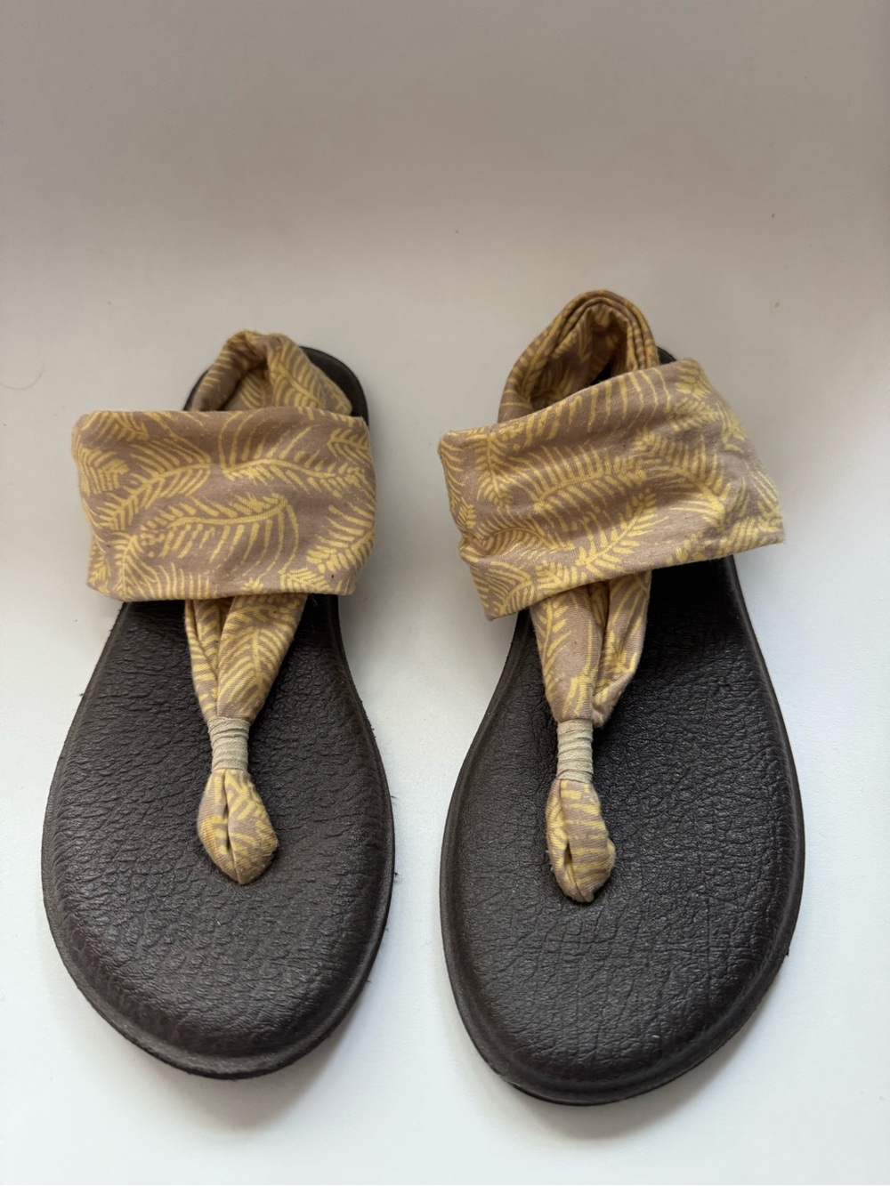 Sanuk Women's Brown Yoga Mar Footbed Sandals with Yellow Leaf-Pattern Straps